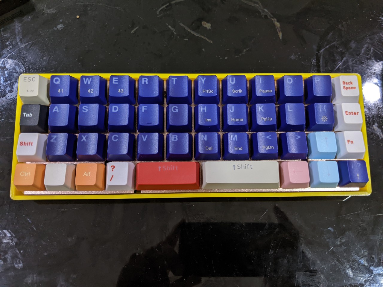 Bài viết giới thiệu về hành trình chuyển từ bàn phím cơ 60% sang bàn phím cơ 40% là layout bàn phím vô cùng gọn nhẹ /hanh-trinh-toi-ban-phim-40-phan-tram/featured-image.png